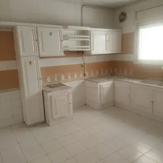 Vaste appartement S+3 de 141 m² en résidence gardée avec ascenseur — photo 2