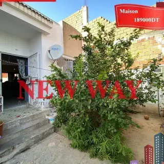 Maison de plain-pied avec deux terrasses à Cité Riadh 5
