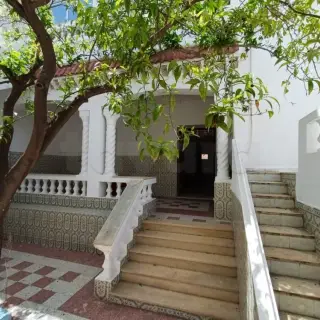 Grande maison de trois logements S+2 dans la zone des villas à Msaken