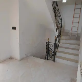Villa de six pièces sur deux niveaux avec jardin à El Menzah 9