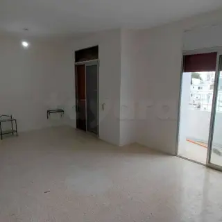 Appartement S+3 rénové de 132 m² avec balcon et parking à El Manar 2