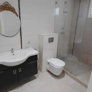 Appartement S+3 rénové de 132 m² avec balcon et parking à El Manar 2 — photo 4