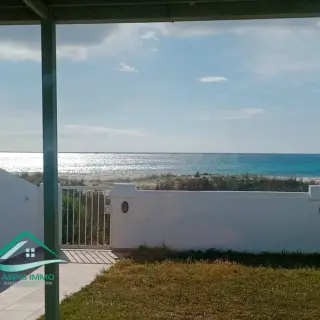 Maison en rez-de-chaussée pieds dans l'eau avec terrasse vue mer