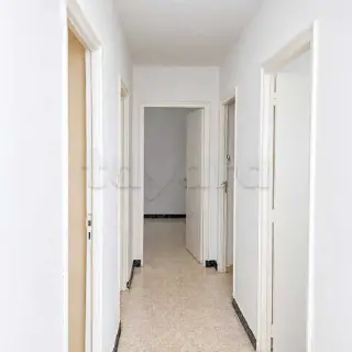 Maison sur deux niveaux, terrain de 200 m²