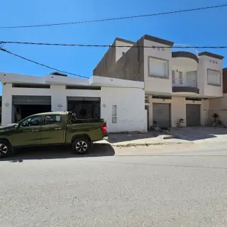 Local-garage de 200 m² sur la route de la plage