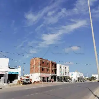 Immeuble inachevé avec local commercial loué sur la route principale, Houmt Souk — photo 4