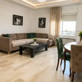 Ampio appartamento con due camere, 128 m², balcone e posto auto