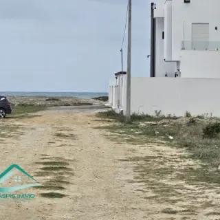 Grundstück mit 270 m², 50 Meter vom Strand, mit Grundbuchtitel