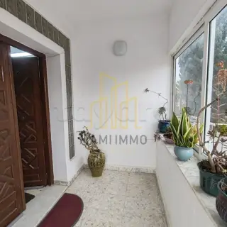 Villa con due appartamenti a due camere e un piano superiore a quattro locali