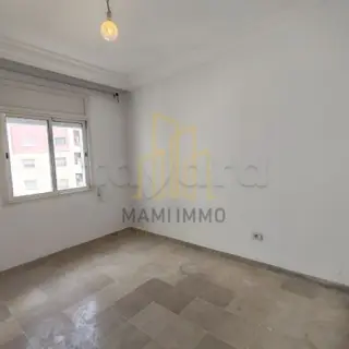 Appartement S+2 de 96 m² au 2ᵉ étage avec balcon et parking — photo 2