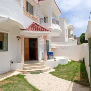 Villa con due unità a tre camere, giardino e pozzo, Cité Riadh