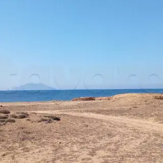 Grundstück mit 5 Hektar direkt am Wasser, mit Wasser und Strom