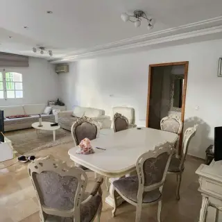Villa S+3 et trois appartements sur un terrain d'angle de 400 m² à L'Aouina