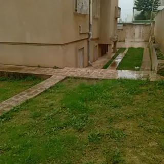 Villa à rafraîchir avec jardin et double façade à Ennasr