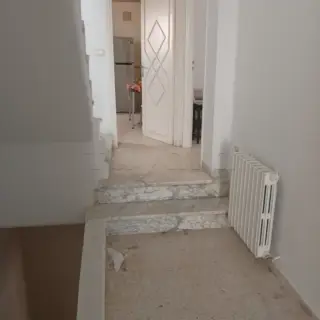 Villa à rafraîchir avec jardin et double façade à Ennasr — photo 2