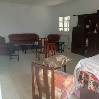 Villa à rafraîchir avec jardin et double façade à Ennasr — photo 4