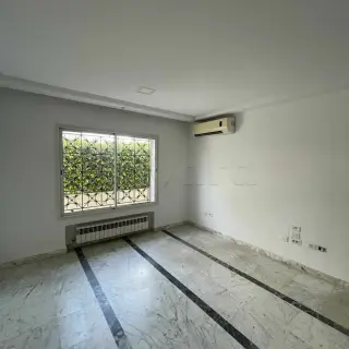 Triplex de 711 m² avec jardin, ascenseur et trois places de parking — photo 2