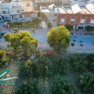 Terrain commercial de 13 500 m² avec façade de 80 mètres — photo 3