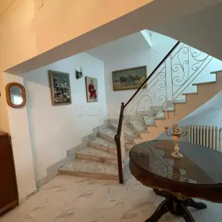 Villa con 600 m² edificati, giardino, monolocale indipendente e garage