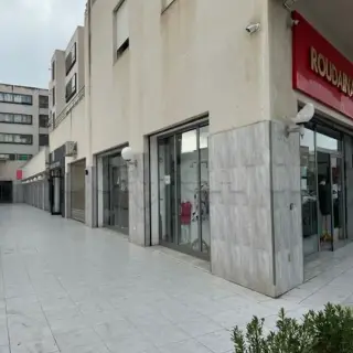 Fonds de commerce d'angle de 98 m² avec 4 grandes vitrines à l'Aouina