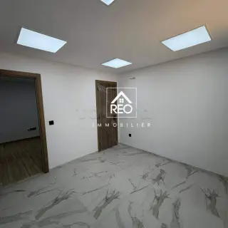 À Louer : Des cabinets médicaux situés dans un centre médical moderne, récemment construit, à proximité de la Clinique Soukra. — photo 3