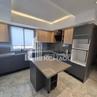 Appartement S+4 avec grande terrasse au 6e étage à El Menzah 7