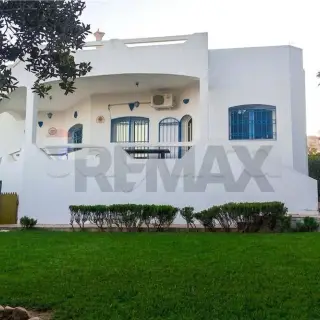 Villa de standing meublée avec panorama sur la mer et la montagne à El Haouaria