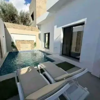 Villa indépendante haut standing S+3 avec studio indépendant et piscine à Kélibia