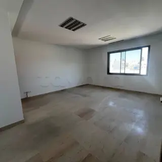 Bureau de 6 pièces à louer dans un immeuble de bureaux