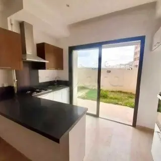 Appartement S+2 en rez-de-chaussée avec jardin privatif de 55 m² à Ennasr 2