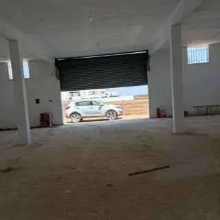 A louer un dépôt 300m² hauteur 4,5 m ; un Grand porte Rideaux Electrique ce trouve à 500 mètres du Rom-point Hay ILKAIL Bhar Lazreg La Marsa