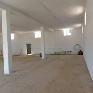 A louer un dépôt 300m² hauteur 4,5 m ; un Grand porte Rideaux Electrique ce trouve à 500 mètres du Rom-point Hay ILKAIL Bhar Lazreg La Marsa — photo 2