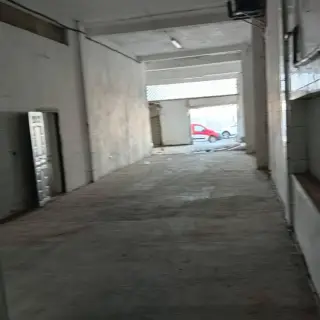 A louer un Grand dépôt 400m²  double hauteur avec deux portes ce trouve à la Zone industrielle Lac 3 le kram 