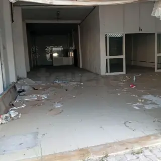 A louer un Grand dépôt 400m²  double hauteur avec deux portes ce trouve à la Zone industrielle Lac 3 le kram  — photo 2