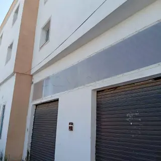A louer un Grand dépôt 400m²  double hauteur avec deux portes ce trouve à la Zone industrielle Lac 3 le kram  — photo 3