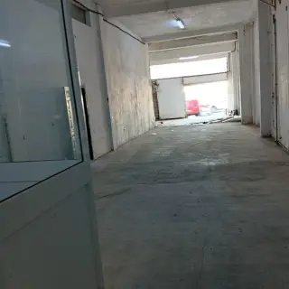 A louer un Grand dépôt 400m²  double hauteur avec deux portes ce trouve à la Zone industrielle Lac 3 le kram  — photo 4