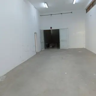 A louer un Grand dépôt 400m²  double hauteur avec deux portes ce trouve à la Zone industrielle Lac 3 le kram  — photo 5