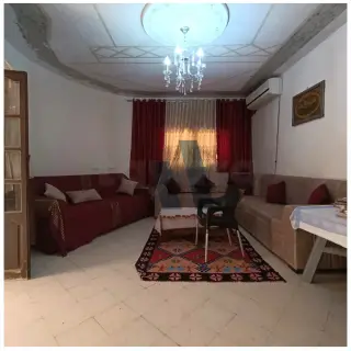 Casa d'angolo di 200 m² con bilocale, terrazza e tre locali commerciali
