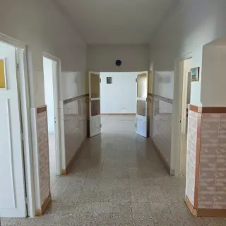 À VENDRE – Maison de 267 m² avec terrasse, récemment rénovée. — photo 2