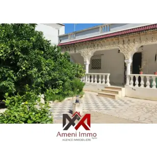 Villa S+3 de 200 m² bâtis sur un terrain de 693 m² avec jardin à Mornag