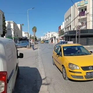 À louer un dépôt 300m² hauteur 4,5 m ; un Grand porte Rideaux Electrique ce trouve sur la route principale ETTABE9 La Marsa