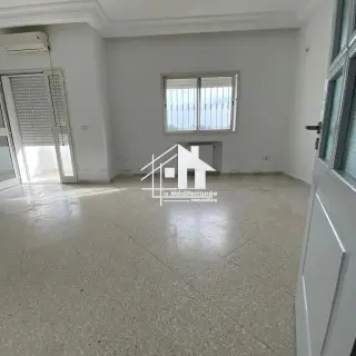 Appartement S+2 en rez-de-chaussée avec terrasse et parking au Bardo