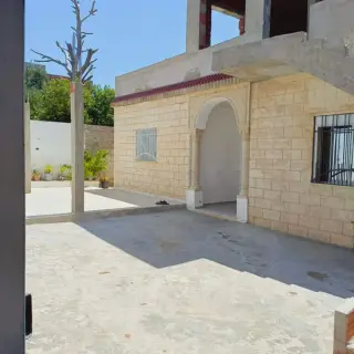 فيلا من طابق واحد غير مكتملة مع استوديو وحديقة كبيرة قرب ملعب الغولف بالحمامات
