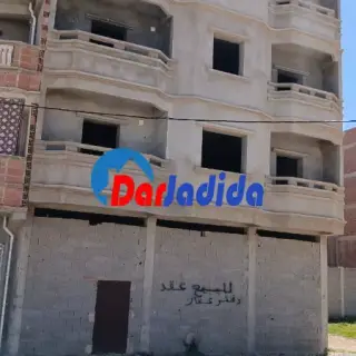 منزل عصري وواجهة نصف مكتملة فرصة استثمارية ممتازة