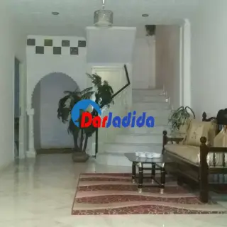 فيلا للبيع بمدينة المدية – حي مرج شكير فيلا جميلة تقع في حي سكني هادئ ومرغوب، مناسبة للسكن العائلي أ