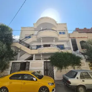 Villa de 600 m² habitables avec trois appartements à La Manouba