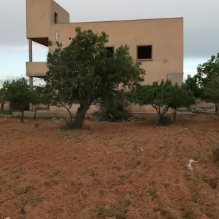 Terrain à vendre avec une villa inachevée de deux étages séparés — photo 3