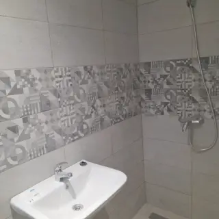 À louer appartement s+2 meublé ou non meublé avec balcon sur l'avenue principale à Ariana Soghra en face d'Esprit Tél : 20 378 062 — photo 3