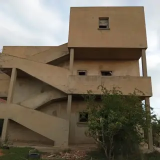 Terrain à vendre avec une villa inachevée de deux étages séparés — photo 2