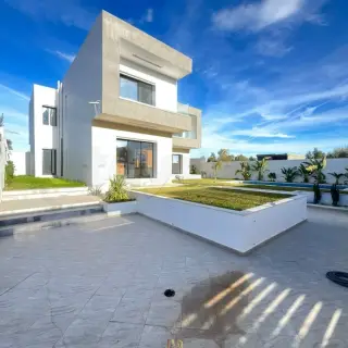 Villa S+4 neuve avec piscine à Sidi Jdidi, Hammamet